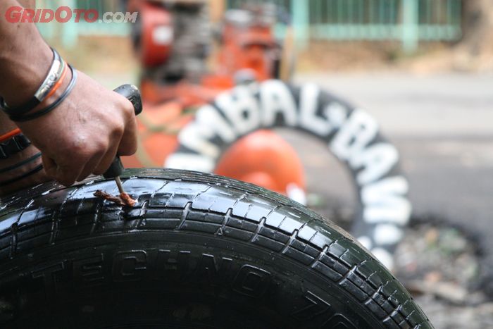 tambal, angin, paku, merusak, Jangan Biarkan Paku Menempel di Ban Mobil, Ternyata Ini Dampaknya