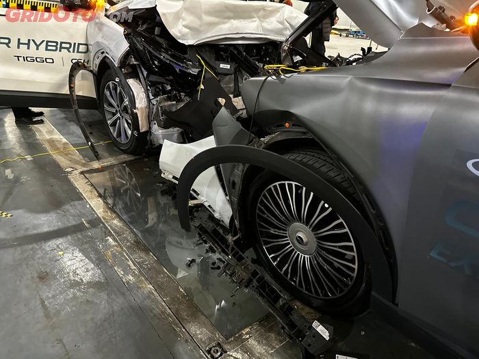 chery, crash test, Tiggo, Dua Mobil Chery Ditabrakanin di Depan Ratusan Orang, Hasilnya Gini