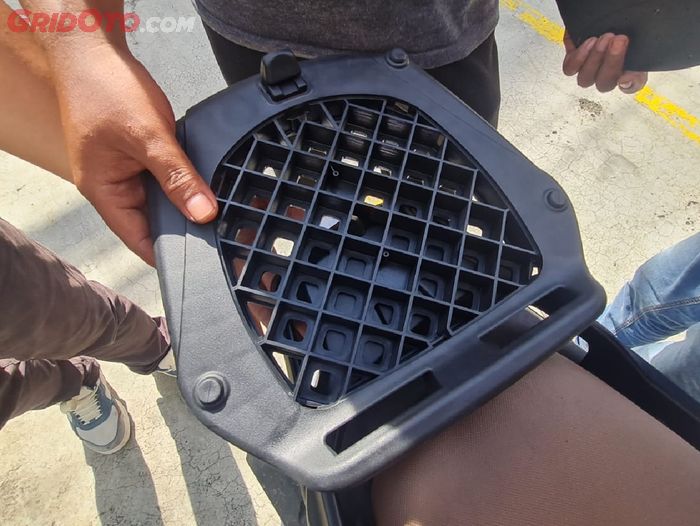 behel, box givi, Yamaha Gear, Gear ultima, Punya Dimensi Panjang, Behel Yamaha Gear Bisa Langsung Dipasang Box?