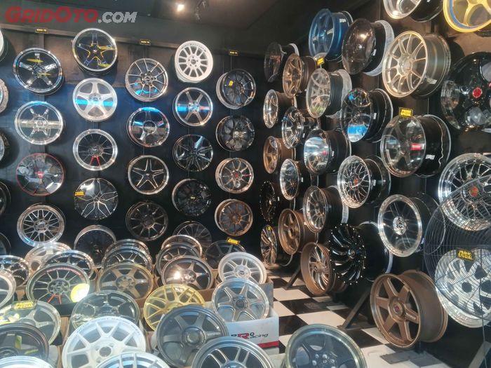 velg mobil, pelek lecet saat ganti ban, Pelek Mobil Aftermarket, penyebab pelek goyang, Pelek mobil rusak, Pelek Racing Mobil Lecet? Ini Penyebab dan Kisaran Biaya Perbaikannya