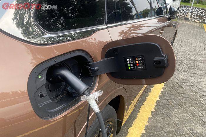 mobil baru, mazda, ngecas, pengisian daya baterai, Mazda CX-80 PHEV, Tiga Cara Mudah Isi Baterai Mazda CX-80 PHEV, Nomor 2 Pencet Tombol