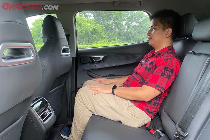 mobil baru, chery, Chery Tiggo Cross, Otomotif award 2025, akomodasi penumpang, Enak Jadi Penumpang Chery Tiggo Cross, Legroom dan Headroom Lega