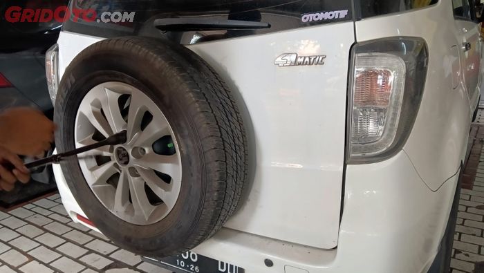 mobil, ban mobil, ban serep, serep, Cara Menjaga Ban Serep Biar Enggak Rusak Saat Keadaan Darurat