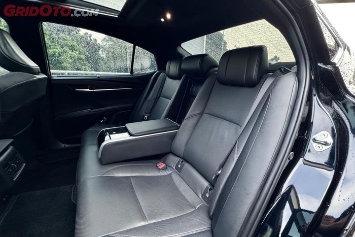 camry, toyota camry, toyota camry hybrid, jok belakang, Serasa Pejabat, Senyaman Ini Duduk Di Jok Belakang Toyota Camry Hybrid