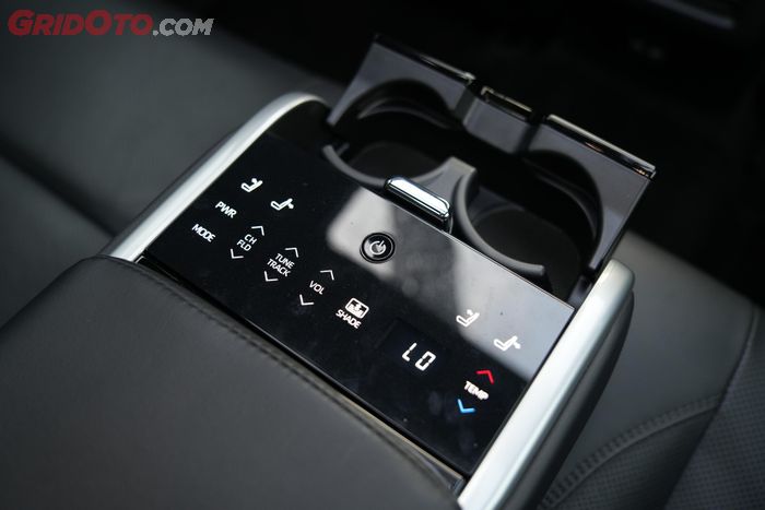 camry, toyota camry, toyota camry hybrid, jok belakang, Serasa Pejabat, Senyaman Ini Duduk Di Jok Belakang Toyota Camry Hybrid