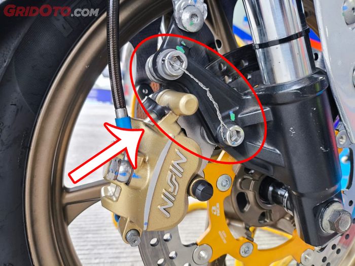 balap motor, kawat, motor balap, handgrip, safety wire, Padahal Masih Bagus, Kok Handgrip Motor Balap Diikat Kawat?