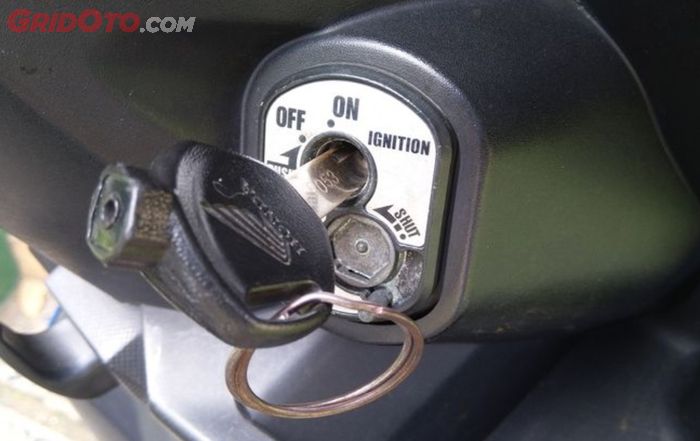 kunci motor, motor bekas, kunci motor macet, penyebab kunci motor macet, cara merawat kunci motor, Cairan Ini Ternyata Bisa Bikin Kunci Motor Bekas Bebas Karat Karena Sering Kehujanan