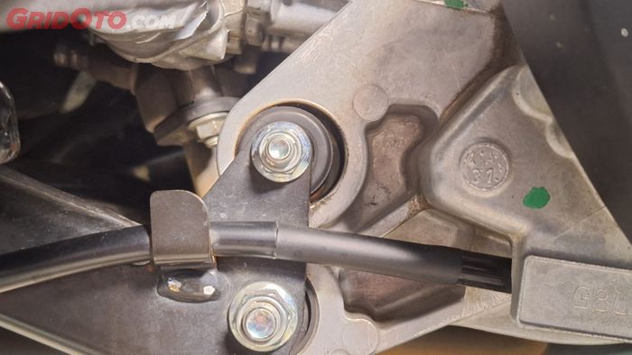 ban motor, motor matic, engine mounting, engine mounting motor matic, spatbor belakang, Ternyata Ini Sebabnya Ban Dan Sepatbor Belakang Motor Matic Gak Sinkron