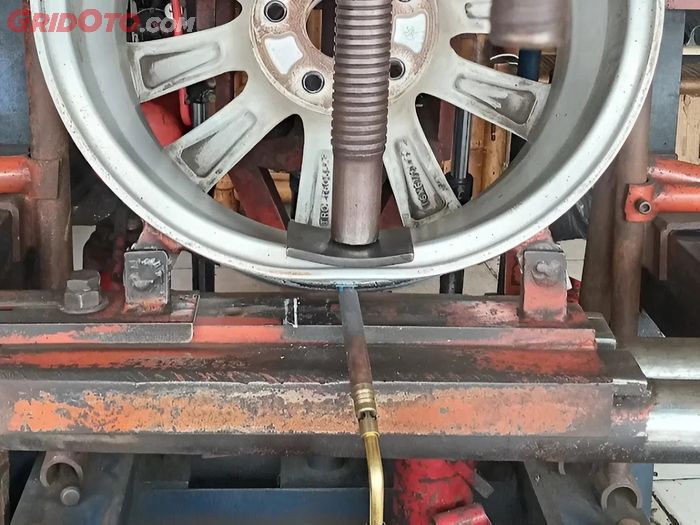 velg, velg peyang, pres pelek, Pelek Mobil Penyok? Segini Kisaran Biaya Servis Perbaikannya!