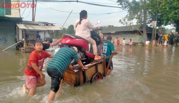 banjir, Gendong Motor, jasa ojek gerobak, cileduk indah 1, ojek gerobak, Ojek Gerobak Panen di Cileduk Indah Tangerang, 1 Motor Sekali Angkut Rp 50 Ribu