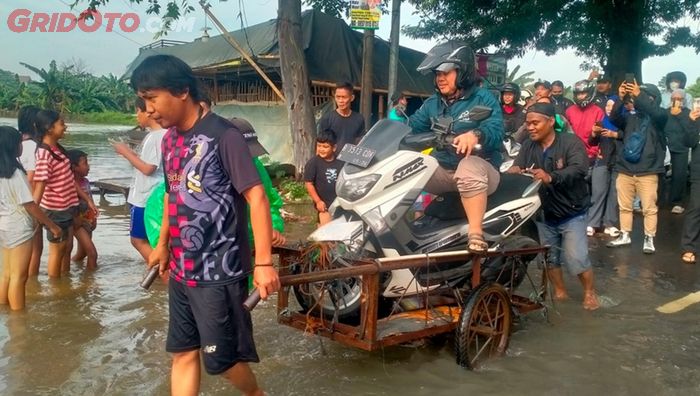 banjir, Gendong Motor, jasa ojek gerobak, cileduk indah 1, ojek gerobak, Ojek Gerobak Panen di Cileduk Indah Tangerang, 1 Motor Sekali Angkut Rp 50 Ribu