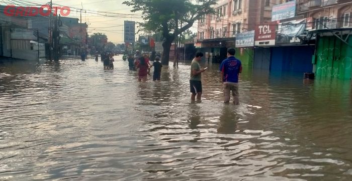 banjir, Gendong Motor, jasa ojek gerobak, cileduk indah 1, ojek gerobak, Ojek Gerobak Panen di Cileduk Indah Tangerang, 1 Motor Sekali Angkut Rp 50 Ribu