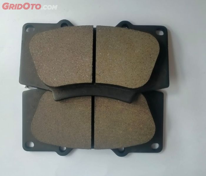 mobil, tangan, rem tangan, rem tangan mobil, Ini yang Terjadi Kalau Lupa Menurunkan Rem Tangan Saat Mobil Maju