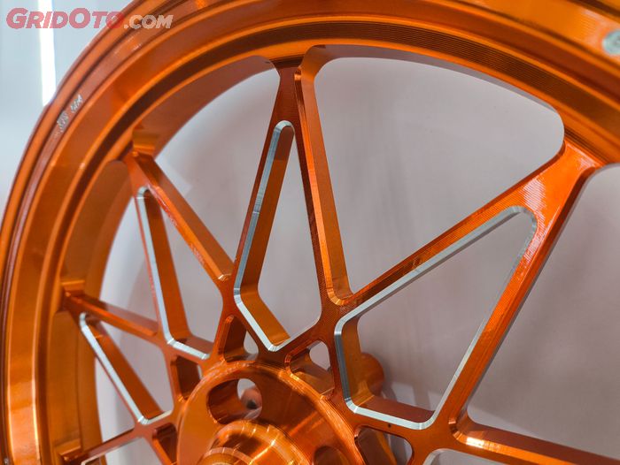 pelek, pelek motor, pelek casting, Pelek casting cnc, Pelek Motor Casting CNC Jadi Tren, Apa Kelebihannya dari Pelek Casting Biasa?