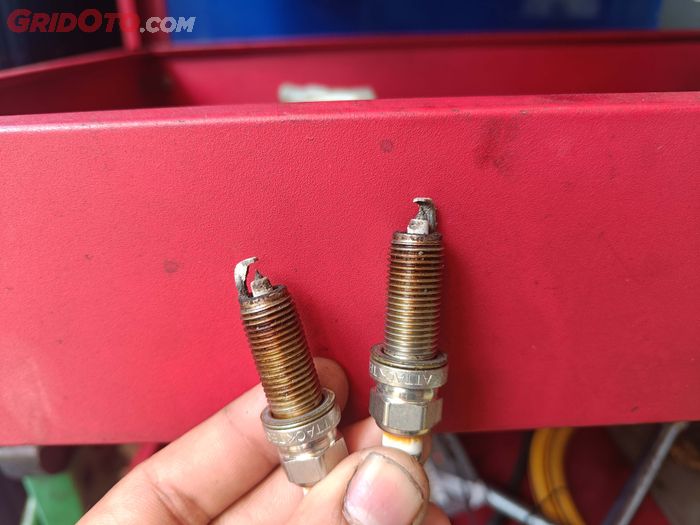 panas, suhu, busi, slek, drat, Stop Ganti Busi Mobil Saat Mesin Masih Panas, Ini Dia Bahayanya