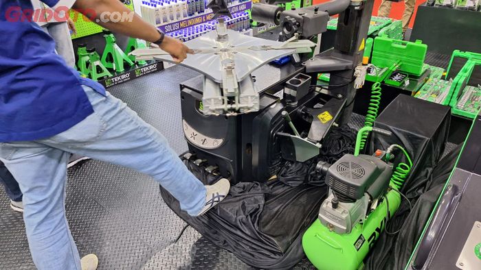 ganti ban, tekiro, GIIAS 2025, Alat ganti ban, Tekiro Pamer Alat Ganti Ban Canggih Tanpa Sentuh di GIIAS 2025