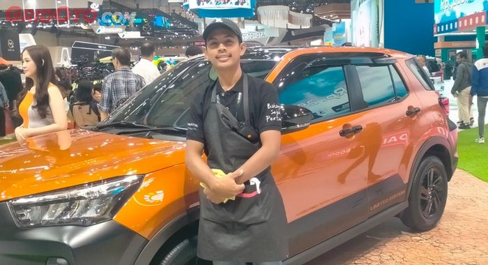petugas kebersihan, suka duka, GIIAS 2025, booth daihatsu, tenaga kebersihan booth, Suka dan Duka, Petugas Lap Mobil di Booth di GIIAS 2025 Dibayar Segini