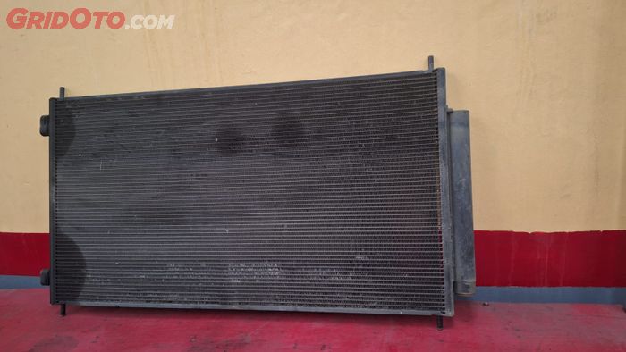 ac mobil, kondensor, Adi Jaya, kondensor ac mobil bocor, Pantas AC Mobil Enggak Dingin, Ini Ciri-ciri Kondensor Bocor