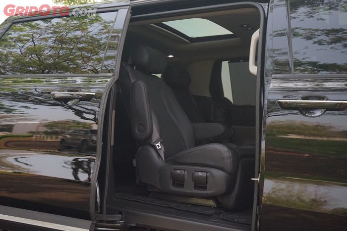 mobil baru, hybrid, kia carnival, captain seat, Kursi Bos Kia Carnival Hybrid Enak Banget, Pencet Ini Bisa Rebah