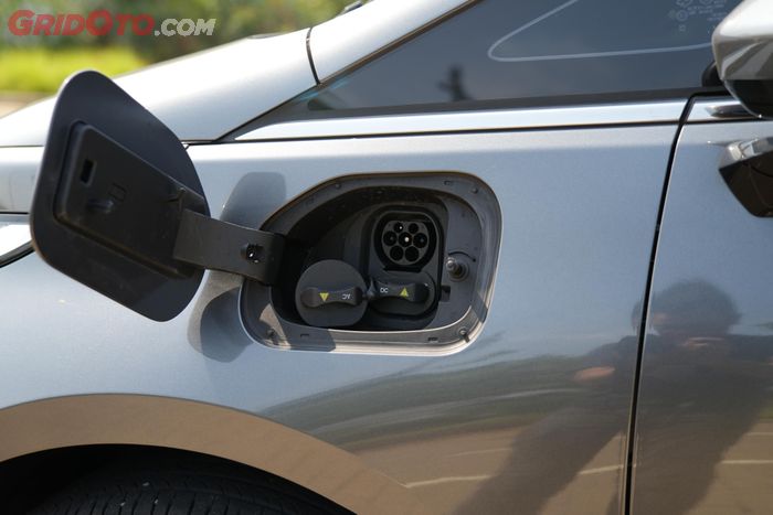 charger, wuling, Wuling Cloud EV, Cloud EV, Pakai Soket Charger Baru, Secepat Ini Ngecas Baterai Wuling Cloud EV