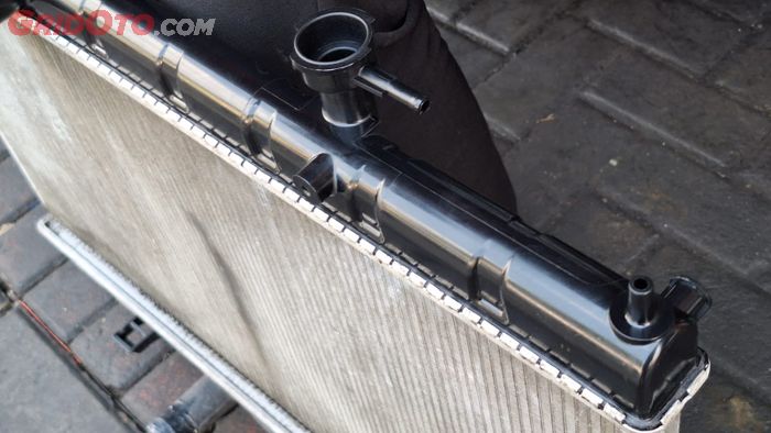 radiator bocor, Upper tank, ganti upper tank, irul radiator, Bahaya Buat Mesin! Jangan Anggap Sepele Coolant Bocor Berceceran