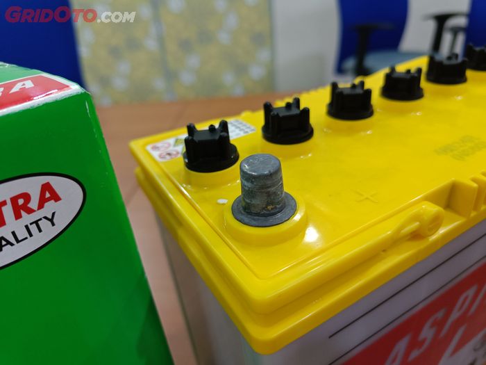 positif, terminal, kelistrikan, korsleting, Terlihat Sederhana, Begini Cara Buka Aki Mobil yang Benar Biar Aman