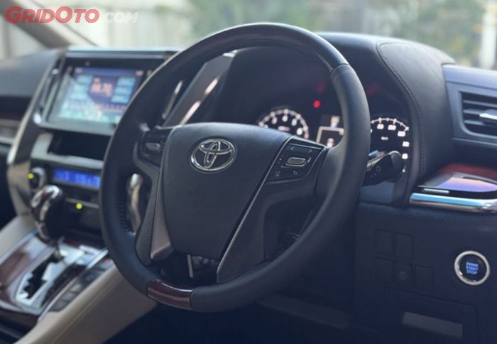 toyota  alphard, alphard bekas, harga mobil bekas toyota alphard, mobil bekas toyota alphard, Toyota Alphard 2015, Garade 88, Kesan Mobil Pejabat Nempel, Harga Mobil Bekas Toyota Alphard Bisa Ditawar