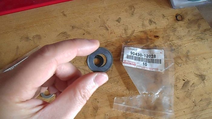 oli mesin, gasket, baut pembuangan oli, menetes, drain plug, Oli Mesin Rembes di Lantai, Bisa jadi Penyebabnya Hanya Karena Ini