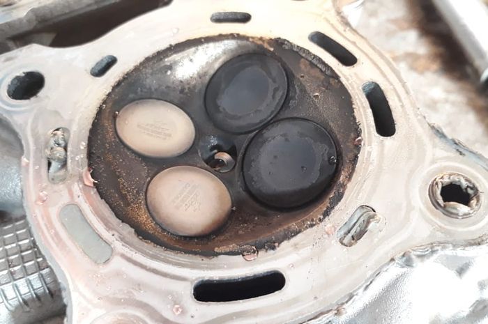 kerak, ruang bakar, kerak karbon, one garage, Ternyata Begini Cirinya Ruang Bakar Mesin Motor Sudah Banyak Kerak