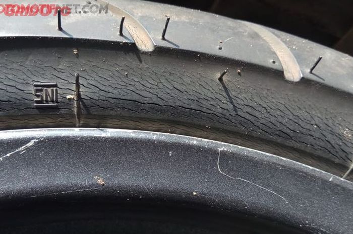 ban motor, motor bekas, Ban motor kadaluarsa, Ban kadaluarsa, ciri ban motor kadaluarsa, ciri ban kadaluarsa, gejala ban kadaluarsa, Ini Gejala dan Efek Pakai Ban yang Sudah Kadaluarsa di Motor Bekas