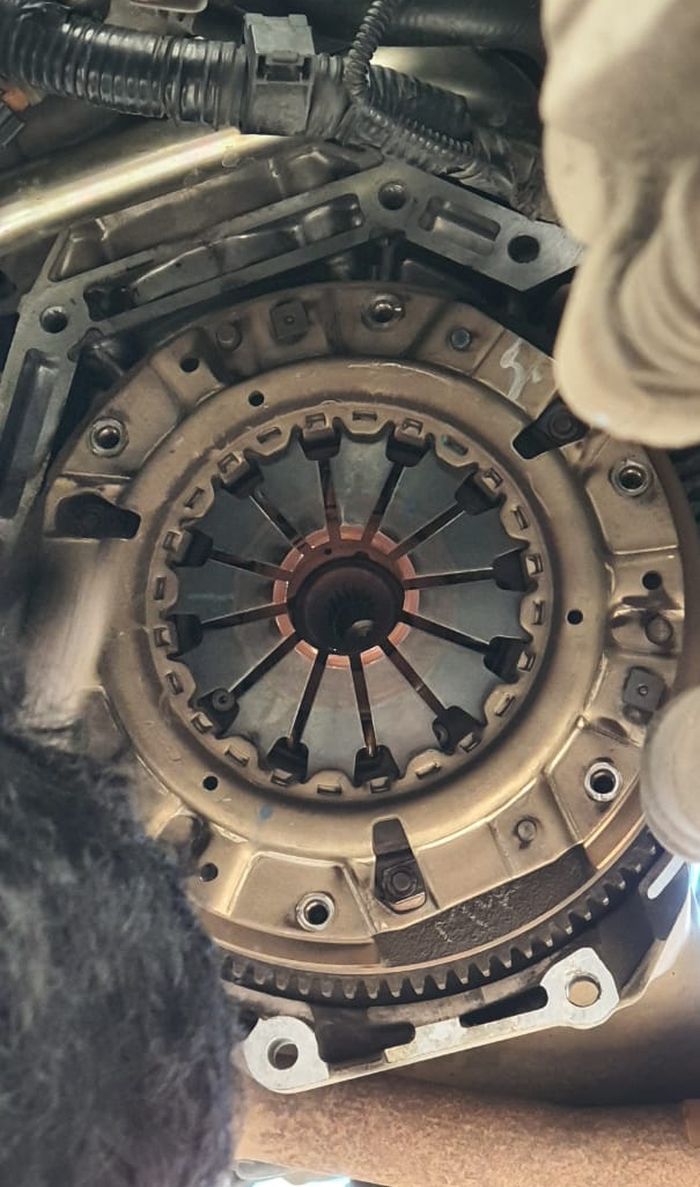 mobil bekas, Cara bawa mobil transmisi manual, cara bawa mobil, cara bawa mobil manual, cara yang benar bawa mobil manual, gimana cara yang benar bawa mobil manual, tips cara bawa mobil manual, cara bikin kampas kopling awet, Begini Cara Bawa Mobil Manual Yang Benar Agar Kampas Kopling Awet