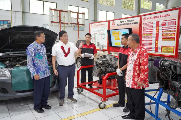 tmmin, toyota fortuner, smkn, PT Toyota Motor Manufacturing Indonesia, bob azam, Mewah Banget, Toyota Fortuner Jadi Mobil Praktik Siswa SMKN Ini