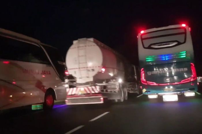 sopir bus, lampu sein bus akap, mengekor bus, sein bus, Jangan Asal Mengekor, Ini Arti Lampu Sein Kanan dan Kiri Pada Bus Ketika Menyalip