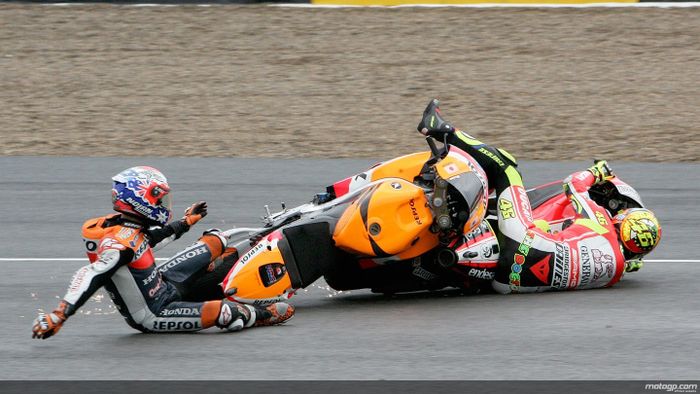 MotoGP, crash, Valentino Rossi, Casey Stoner, motogp spanyol, Crash Kontroversial MotoGP Spanyol, Lahirnya Sindiran Terpedas Buat Rossi