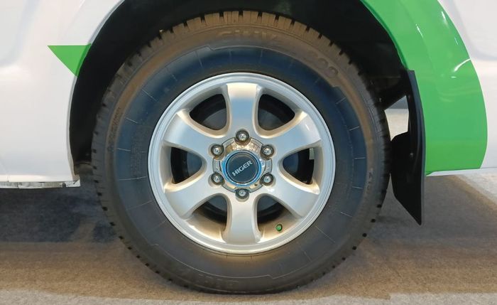 bus listrik, toyota hiace, kalista, Higer, PEVS 2025, Mirip Toyota HiAce Anti Solar, Bus Listrik Antarkota Kalista Mejeng di PEVS 2025