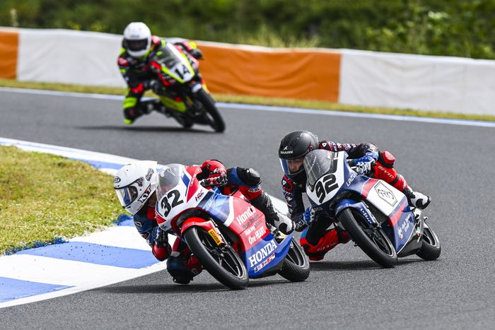 astra honda racing team, Veda Ega Pratama, Muhammad Kiandra Ramadhipa, JuniorGP 2025, European Talent Cup 2025, Ikut Terharu, Bendera Merah Putih Berkibar di Portugal Buah Aksi Hebat Pembalap Muda Indonesia Ini