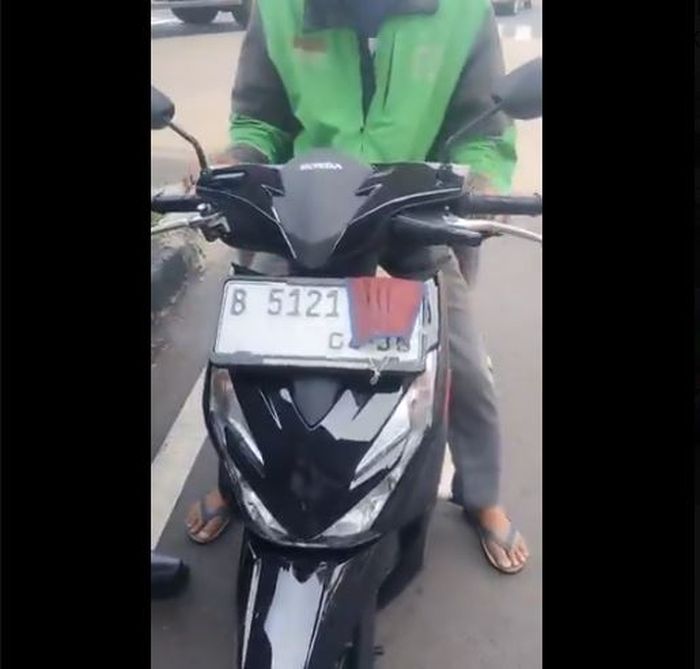 ojek online, pelat nomor, denda tilang, tutup pelat nomor, Menutup Pelat Nomor, Pengendara Ojol Kena Denda Setengah Juta, Perkara Taruh Masker Hidung di Bagian Motor Ini