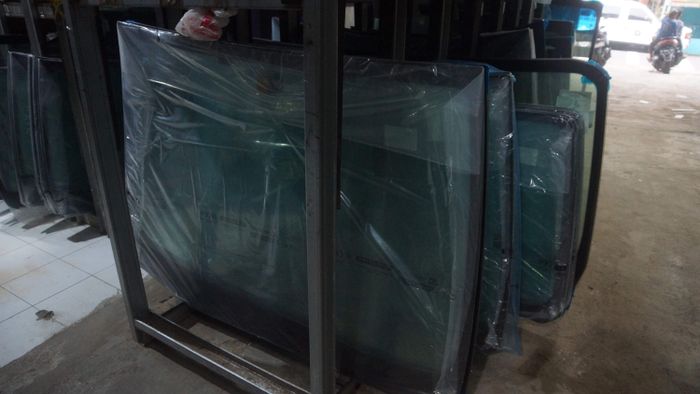mobil, kaca, kaca mobil, baret, retak, kaca mobil baret, Langsung Ganti, Kaca Mobil Retak dan Baret Tidak Dianjurkan Diperbaiki