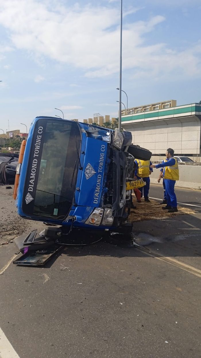 Ferrari, korlantas polri, mobil towing, Ferrari purosangue, Polisi Beberkan Kronologi Ferrari Purosangue Bisa Terbalik Dari Towing