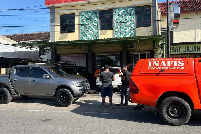 toyota fortuner, inafis, maling pecah kaca, Kaca Toyota Fortuner, Wates Kulon Progo, Tim INAFIS Polri Periksa Toyota Fortuner di Parkiran Ruko, Fokus di Kaca Pintu Tengah Kanan