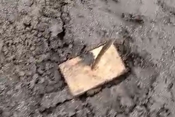 gunung bromo, jip wisata Bromo, lautan pasir gunung bromo, Ranjau Paku Bromo, Satu Jip Jadi Korban, Ranjau Paku Berceceran di Lautan Pasir Gunung Bromo