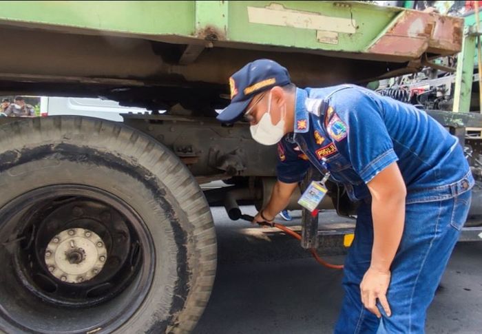 polusi udara, uji emisi, sanksi uji emisi, Uji Emisi Truk, Denda Uji Emisi Truk, Pemilik Truk Pilih, Kurungan 6 Bulan atau Denda Rp 50 Juta Jika Kondisi Armada Kalian Begini