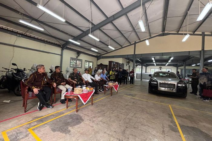 rolls-royce, gus ipul, Rolls-Royce Ghost, Syaifullah Yusuf, Lelang Mobil Kemensos, Dibayar Sultan Sidoarjo Rp 2,5 Miliar, Gus Ipul Jajal Duduk di Dalam Rolls-Royce Ghost