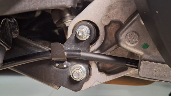 motor matic, engine mounting, ban belakang, motor goyang, sokbreker bocor, Bukan Cuma Sok Bocor, Komponen Ini Aus Bikin Roda Belakang Motor Matic Goyang