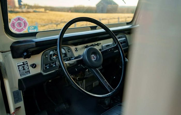 toyota land cruiser, fj40, restomod, GM V8 Small Block, Toyota Land Cruiser FJ40 Ini Tampil Klinyis, Jangan Kaget Waktu Buka Kap Mesinnya