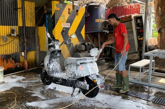 motor listrik, cara cuci motor listrik, cara cuci motor, cara aman cuci motor listrik, cuci motor listrik yang aman, cuci motor listrik yang benar, Cuci Motor Listrik Jangan Ngasal, Asal Semprot Bisa Bikin Korslet Komponen Ini