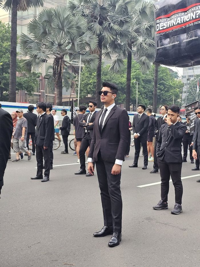 rifat sungkar, mobil baru mitsubishi, Mystery box Mitsubishi, Kotak Hitam Mitsubishi, World Premier Mitsubishi DST, Dikawal Agen Rahasia, Kotak Hitam Misterius Mitsubishi di Sarinah Bakal Terungkap Beberapa Hari Lagi