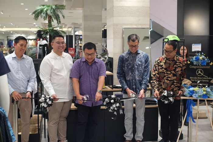mercedes-benz, Mercedes-Benz Collection Pop-Up Store, Sogo Plaza Senayan, Outfit Mercedes-Benz, Jam Tangan Mercedes-Benz, Pertama di Indonesia, Outfit Orisinal Serba Mercedes-Benz Kini Dijual di Mall Ini