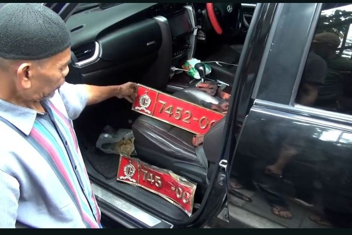 toyota fortuner, pelat dinas palsu, Pelat Dinas Lemhanas, Kecelakaan Beruntun Jakarta Timur, Polisi Curiga, Pelat Dinas Lemhanas di Toyota Fortuner Laka Beruntun Utan Kayu Diduga Palsu