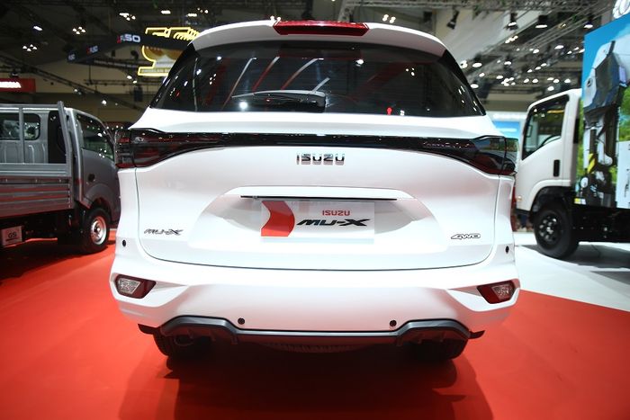 harga isuzu mu-x, Isuzu MU-X Facelift, GIIAS 2025, New Isuzu mu-X 4WD, Facelift Isuzu Mu-X, Melotot di GIIAS 2025, Inilah Wajah Baru Musuh Fortuner dan Pajero Sport dari Isuzu